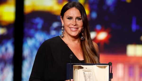 Karla Sofía Gascón con il premio a Cannes 77