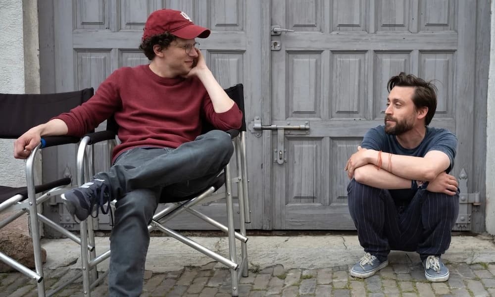Jesse Eisenberg sul set di A Real Pain, con Kieran Culkin