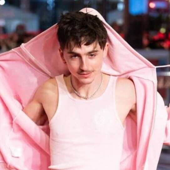 Timothée Chalamet in canotta sul red carpet di Berlino, su Almanacco Cinema
