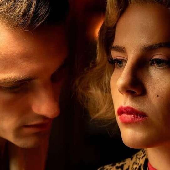 Immagine da A Cruel Love con i protagonisti