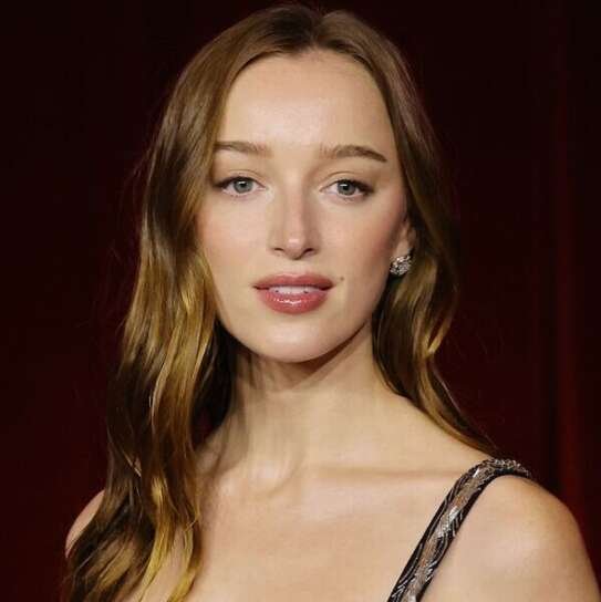 Phoebe Dynevor nel cast del prossimo film di M. Night Shyamalan
