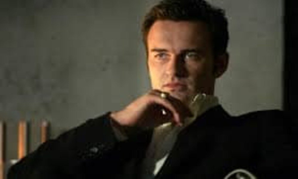 julian-mcmahon-scena