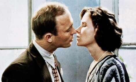 Ed Harris ed Amy Madigan in una scena di Le stagioni del cuore, sul quale set si sono conosciuti e innamorati