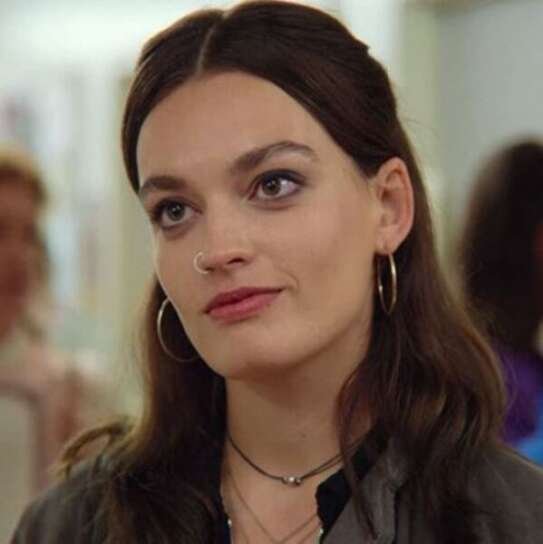 Emma Mackey ha abbandonato la nuova commedia romantica diretta da Nancy Meyers, attualmente in fase di casting per trovare una sostituta.