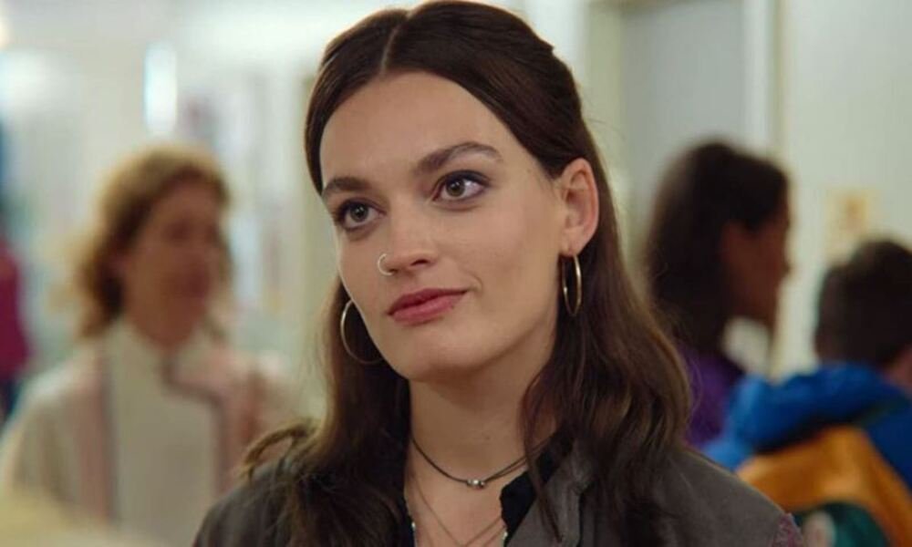 Emma Mackey ha abbandonato la nuova commedia romantica diretta da Nancy Meyers, attualmente in fase di casting per trovare una sostituta.