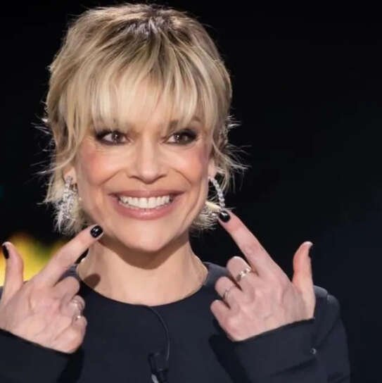 Micaela Ramazzotti mostra il suo sorriso da red carpet durante l'intervista a Belve