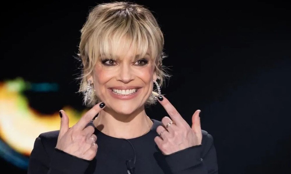 Micaela Ramazzotti mostra il suo sorriso da red carpet durante l'intervista a Belve