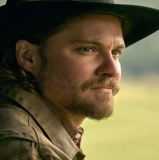 Il legame tra Luke Grimes e Clint Eastwood ridefinisce il successo dello spinoff di Yellowstone, Marshals, ora disponibile in streaming su Paramount+.