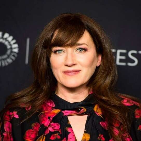 Maria Doyle Kennedy guiderà il cast del nuovo progetto firmato da Ian e Gabe Gabriel, un racconto di redenzione e icone queer tra il Sudafrica e l’Irlanda.