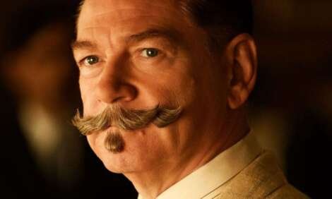 Kenneth Branagh nei panni di Hercule Poirot, l'investigatore creato da Agatha Christie