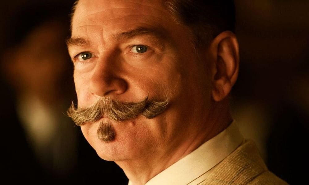 Kenneth Branagh nei panni di Hercule Poirot, l'investigatore creato da Agatha Christie