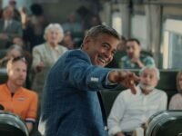 Il protagonista della serata inaugurale di Venezia 83 è George Clooney, qui in una scena di Jay Kelly