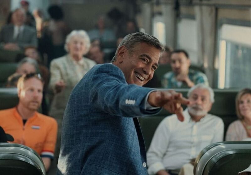 Il protagonista della serata inaugurale di Venezia 83 è George Clooney, qui in una scena di Jay Kelly