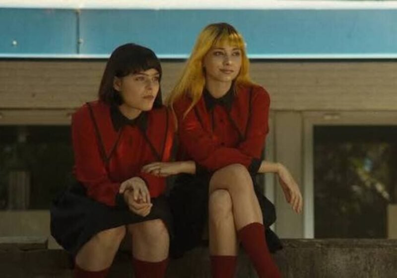 le ragazzine stanno perdendo il controllo. La società le teme. La fine è azzurra recensione