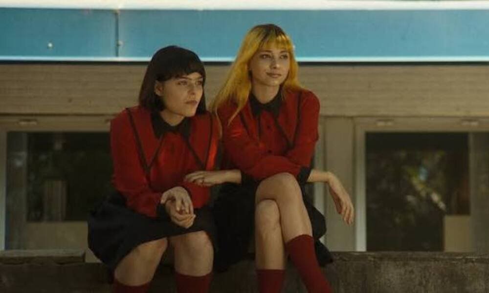 le ragazzine stanno perdendo il controllo. La società le teme. La fine è azzurra recensione